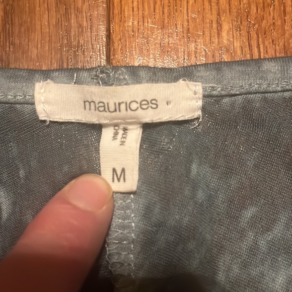 Maurice’s “side of trouble” short sleeve shirt size medium - Picture 4 of 6